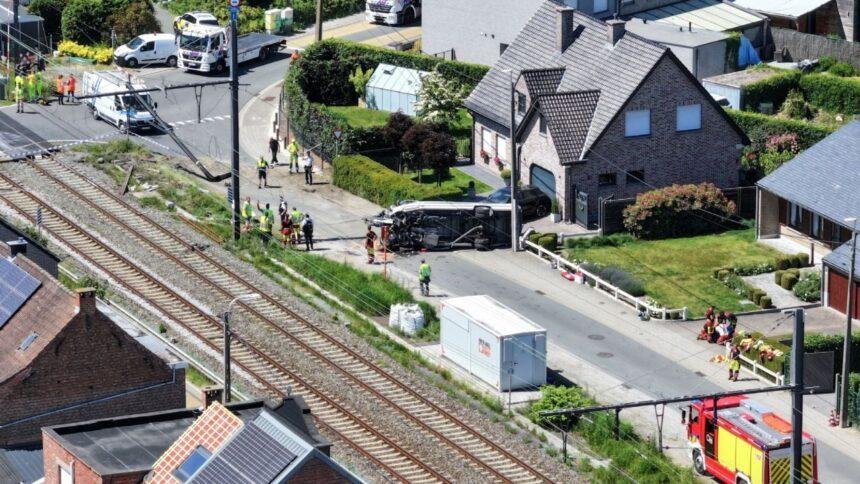 cuatro muertos en belgica tras colision entre tren y minibus Cuatro muertos en Bélgica tras colisión entre tren y minibús escolar