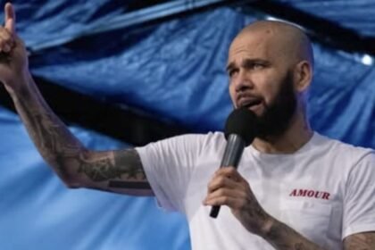 Dani Alves ofrece discurso como predicador ante 40 mil personas