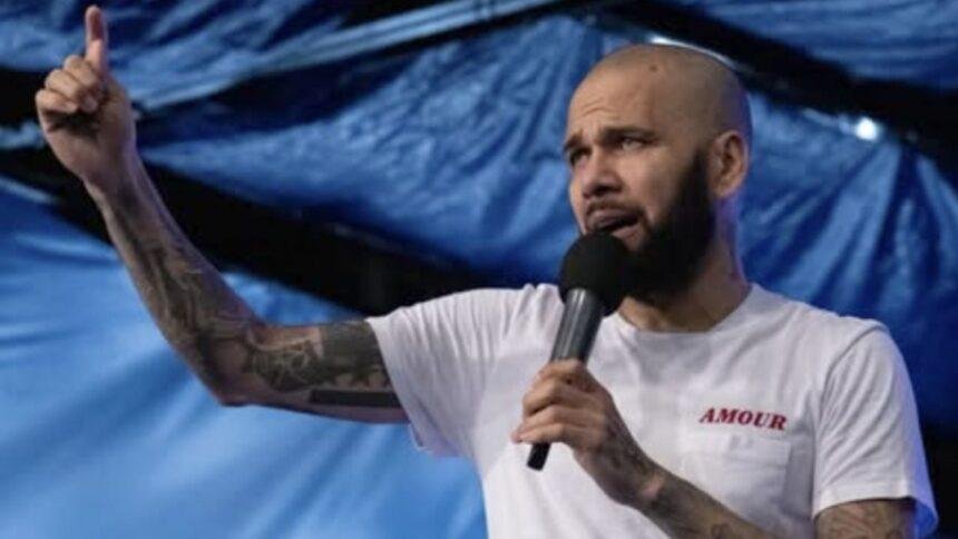 Dani Alves ofrece discurso como predicador ante 40 mil personas
