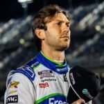 Daniel Suárez celebra su victoria en la Coca Cola 600 con Verstappen