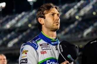 Daniel Suárez celebra su victoria en la Coca Cola 600 con Verstappen