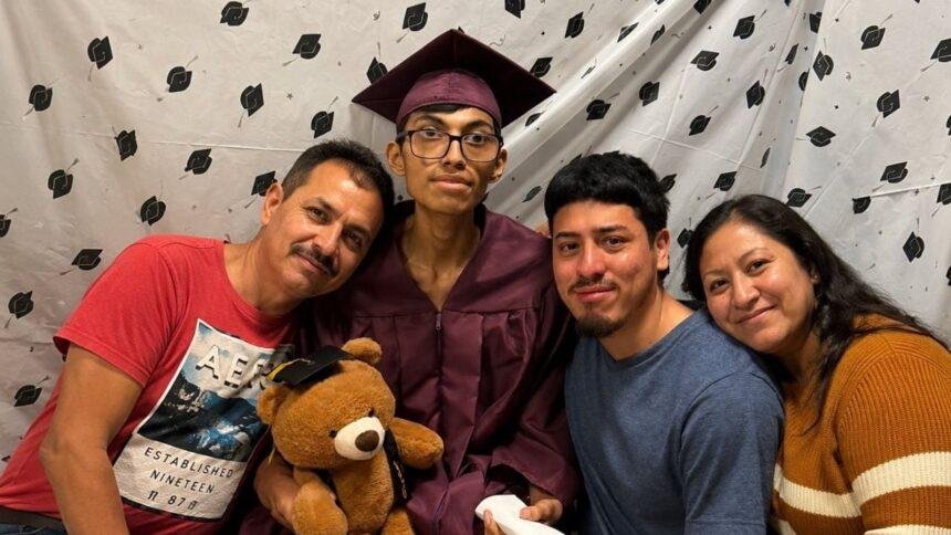 Desaparece Kevin González, joven con cáncer tras encuentro con padres deportados.
