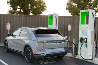 Deterioro de la batería de auto eléctrico tras 500,000 km comparado con iPhone.