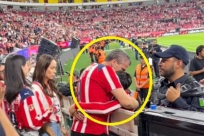 Diego Campillo de Chivas se emociona al abrazar a su padre tras la eliminación