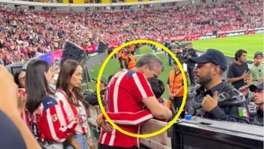 Diego Campillo de Chivas se emociona al abrazar a su padre tras la eliminación