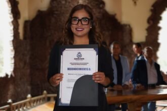 Docente en innovadora práctica de robótica educativa transforma el aprendizaje en el estado.