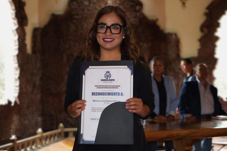 Docente en innovadora práctica de robótica educativa transforma el aprendizaje en el estado.