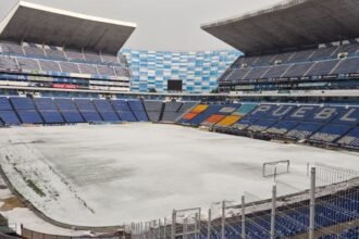 El Estadio Cuauhtémoc de Puebla se cubre de blanco tras granizada intensa