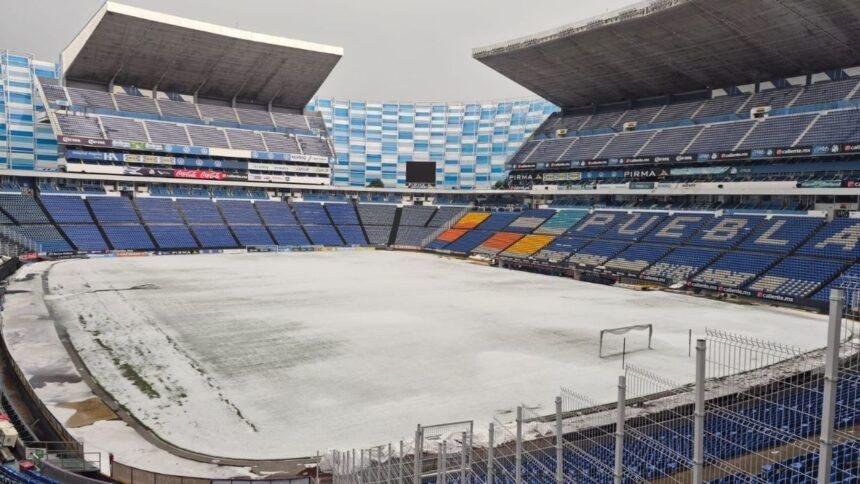 El Estadio Cuauhtémoc de Puebla se cubre de blanco tras granizada intensa