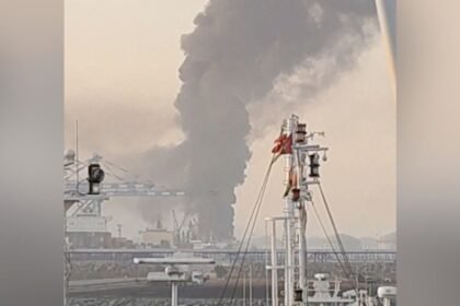 Emiratos Árabes Unidos refuerza restricciones aéreas tras ataques iraníes con drones.