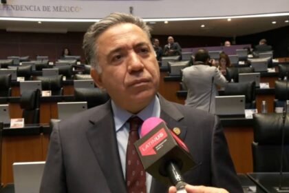 Enrique Inzunza comparece ante la FGR por acusaciones de narcotráfico.
