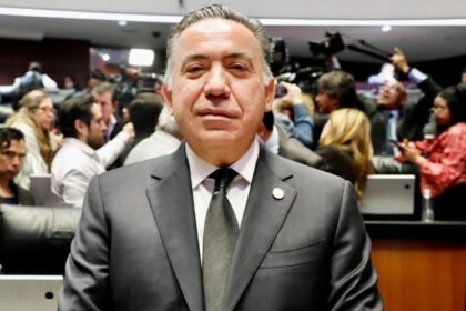 Enrique Inzunza se presenta ante la FGR por acusaciones de narcotráfico