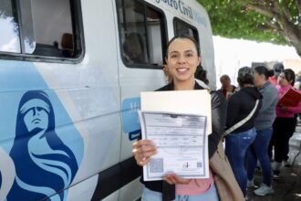 Entrega de actas de nacimiento en encuentro del DIF Estatal en Pueblo Nuevo.