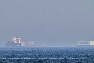 Estados Unidos lanza ataques a buques petroleros en el estrecho de Ormuz
