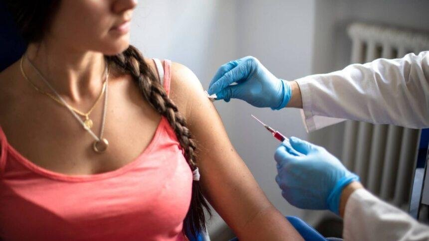 estudiante fallece por meningitis en reino unido otros dos reciben Estudiante fallece por meningitis en Reino Unido; otros dos reciben tratamiento.
