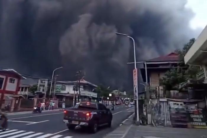 Evacuación masiva en Michoacán ante alerta máxima de emergencia.