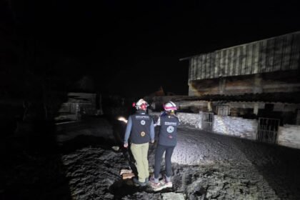 Evacúan a 13 personas en Ixtlán por aparición de géiser.