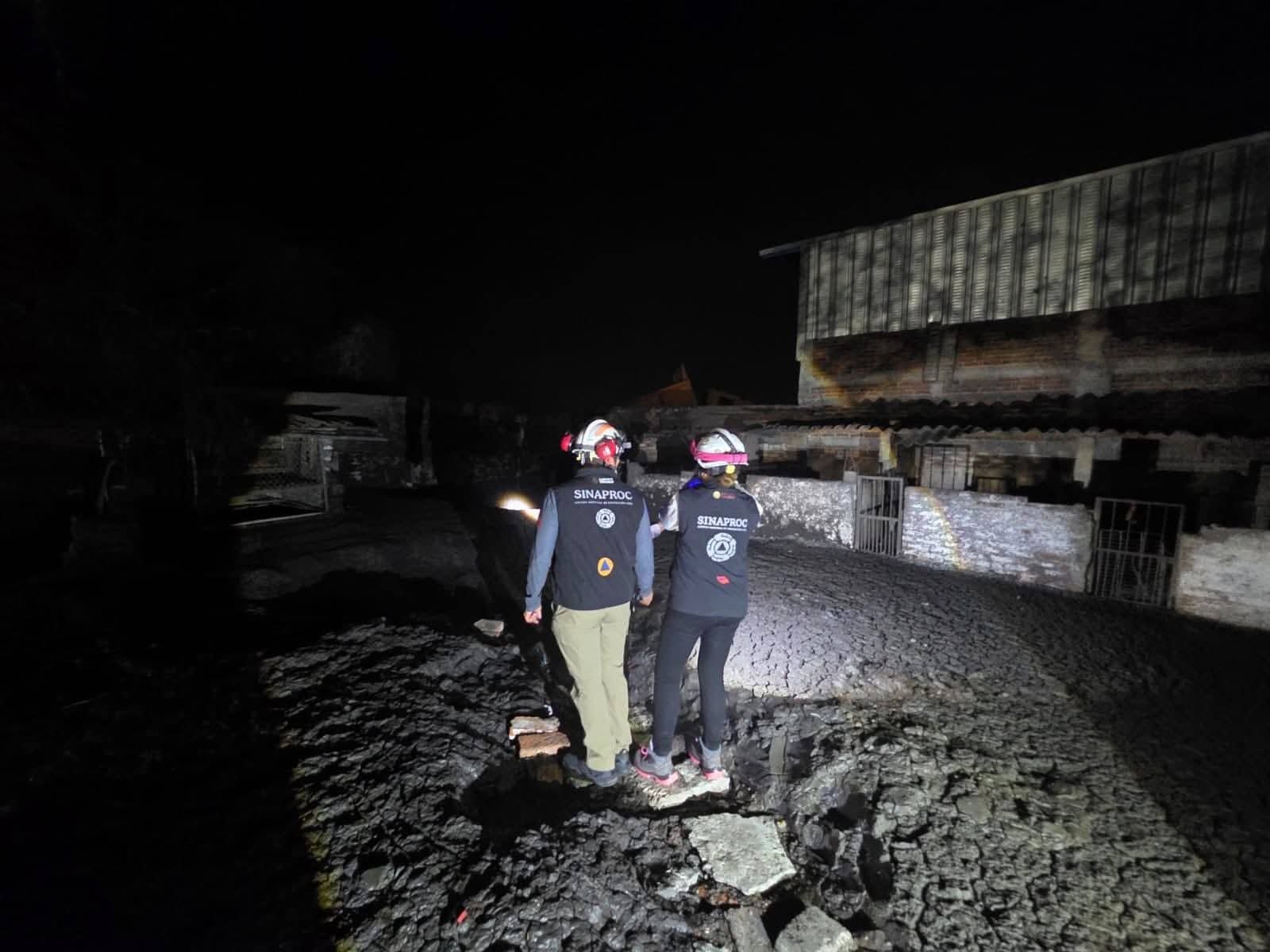 Evacúan a 13 personas en Ixtlán por aparición de géiser.