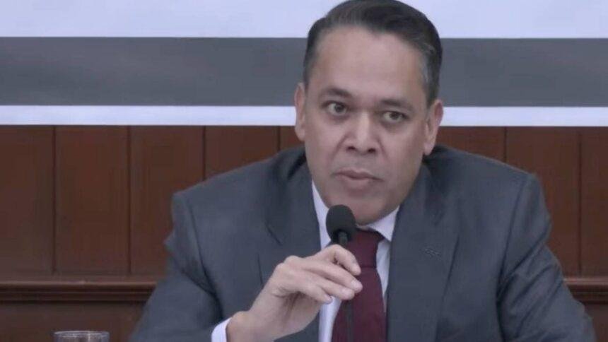 Ex secretario de Finanzas de Sinaloa se entrega a EU por nexos criminales.