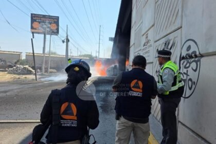Explosión de pipa de combustible tras choque con tren deja un herido.