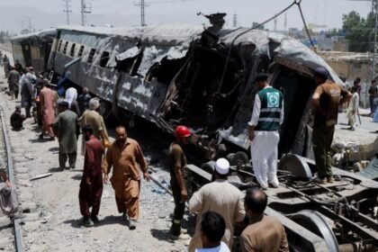 Explosión en tren de Pakistán deja 24 muertos y más de 70 heridos