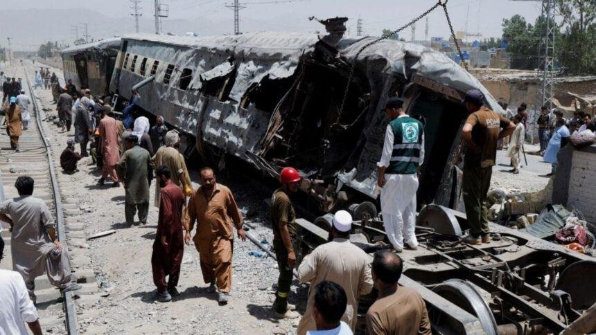 Explosión en tren de Pakistán deja 24 muertos y más de 70 heridos