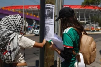 Familiares de desaparecidos colocan fichas de búsqueda en el Estadio Azteca