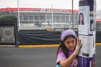 Familias de desaparecidos llenan Estadio Azteca de fotos a un mes del Mundial