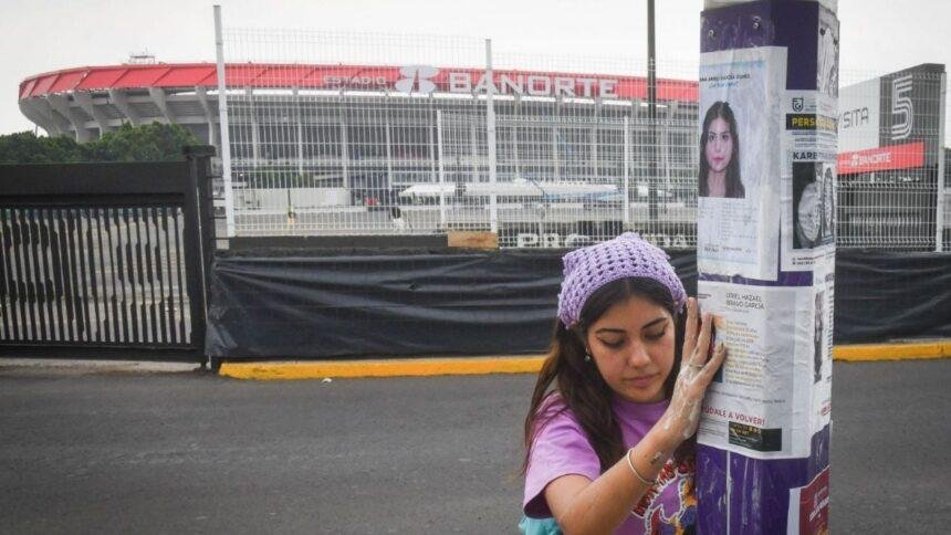 Familias de desaparecidos llenan Estadio Azteca de fotos a un mes del Mundial