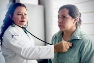 Farmacias ISSEG promueve salud familiar y apoyo a madres en el estado.