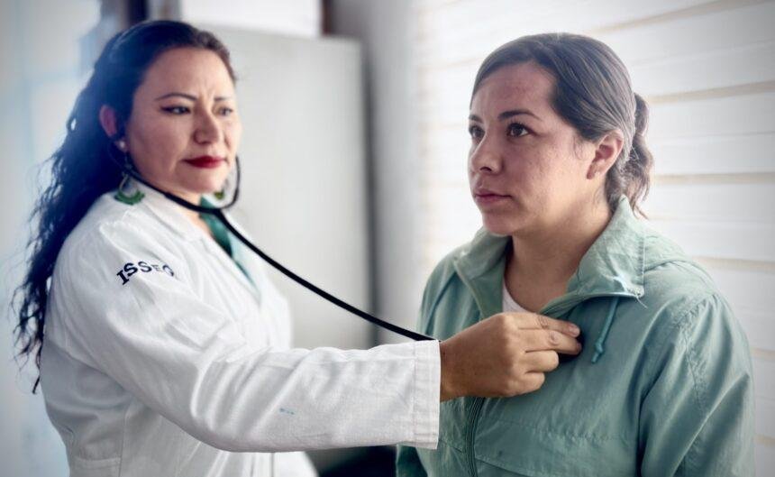 Farmacias ISSEG promueve salud familiar y apoyo a madres en el estado.