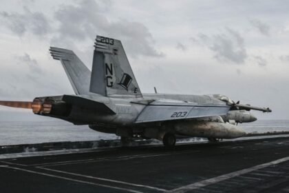 Fuerzas de Estados Unidos atacan barco que desafiaba bloqueo a Irán en Ormuz