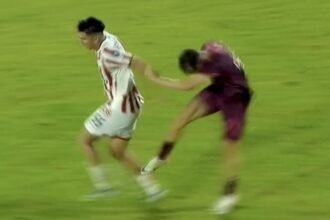 Futbolista agredido en un encuentro tras una brutal patada