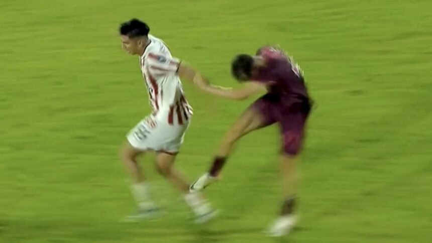 Futbolista agredido en un encuentro tras una brutal patada