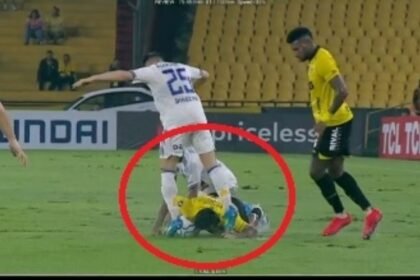 Futbolista de Boca Juniors patea a rival caído en el campo