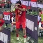 Futbolista del Spartak de Moscú rompe el trofeo de Campeón de Copa