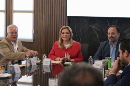 Gobernadora de Chihuahua dialoga con empresarios sobre proyectos de inversión nacional.