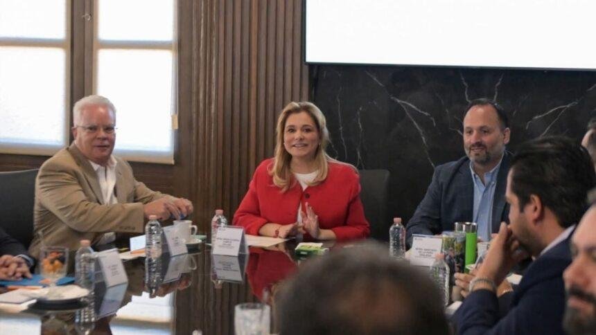 Gobernadora de Chihuahua dialoga con empresarios sobre proyectos de inversión nacional.