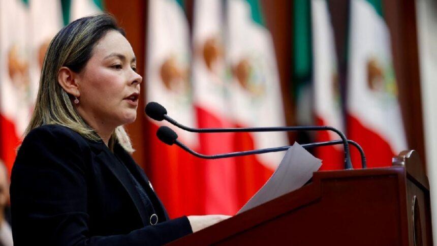 Gobernadora interina de Sinaloa defiende inocencia de Rocha Moya en su mensaje inaugural.