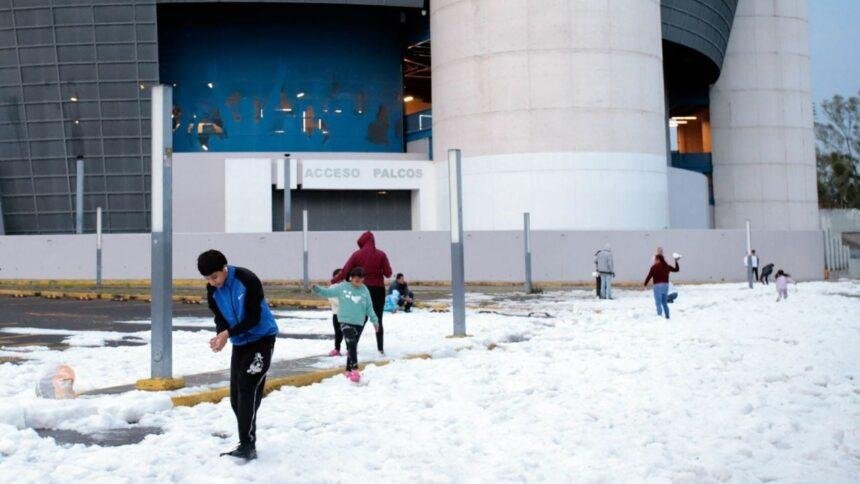 Granizada en Puebla causa daños en inmuebles y capa de hielo