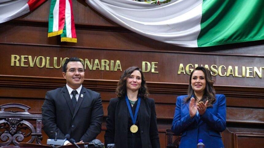 Grupo Xcaret cancela invitación a Díaz Ayuso por acusaciones de boicot.