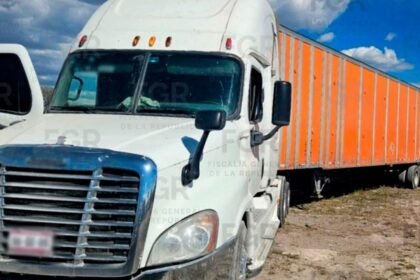Hombre enfrenta casi 13 años de prisión por transportar 98 migrantes en camioneta