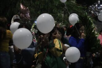 Homenaje a Valentina en la colonia 18 de Agosto con porras y aplausos