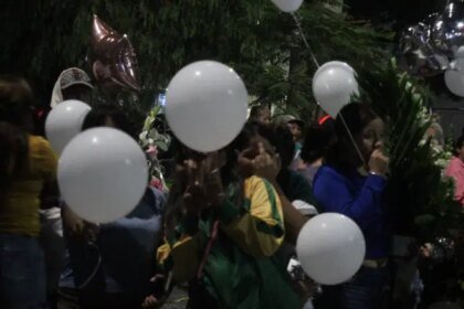 Homenaje a Valentina en la colonia 18 de Agosto con porras y aplausos
