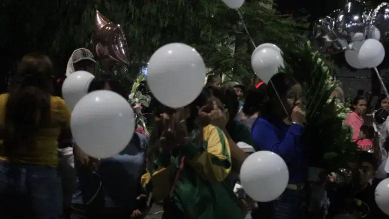 Homenaje a Valentina en la colonia 18 de Agosto con porras y aplausos