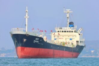 Incendio de barcos mercantes en puerto iraní aumenta tensiones sobre Ormuz