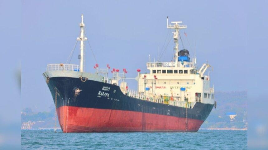 Incendio de barcos mercantes en puerto iraní aumenta tensiones sobre Ormuz