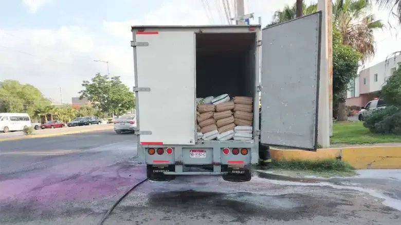 Incendio en carretera Celaya-SMA deja al chofer en crisis nerviosa