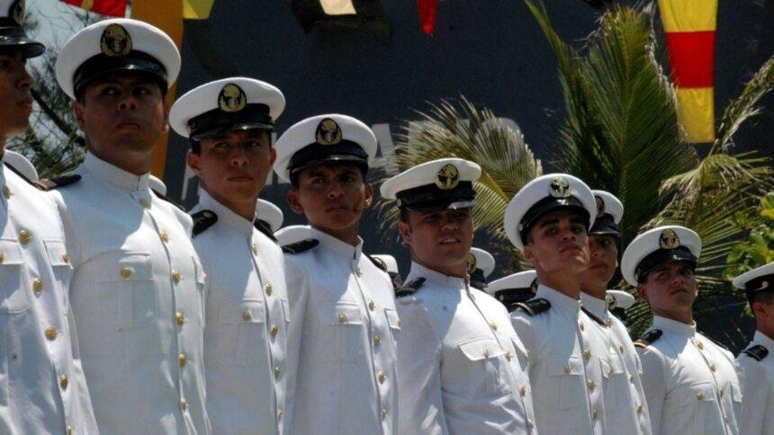 Incendio en dormitorios de escuela naval en Veracruz; sin lesionados reportados.