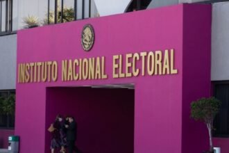 INE suspende examen para ingreso al servicio electoral por fallas tecnológicas.